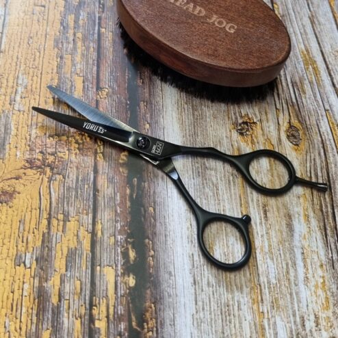 Haito Yoru scissor on wooden background